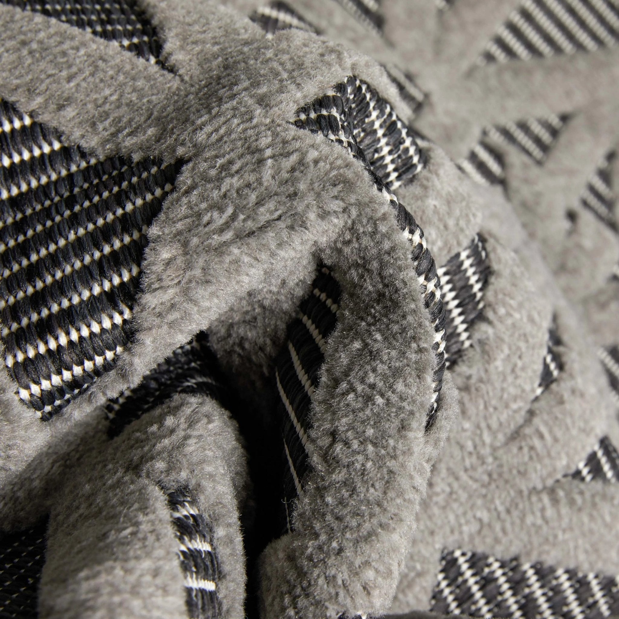 Ciel Modern Geometric Indoor/Outdoor Grey High-Low Rug Well Woven