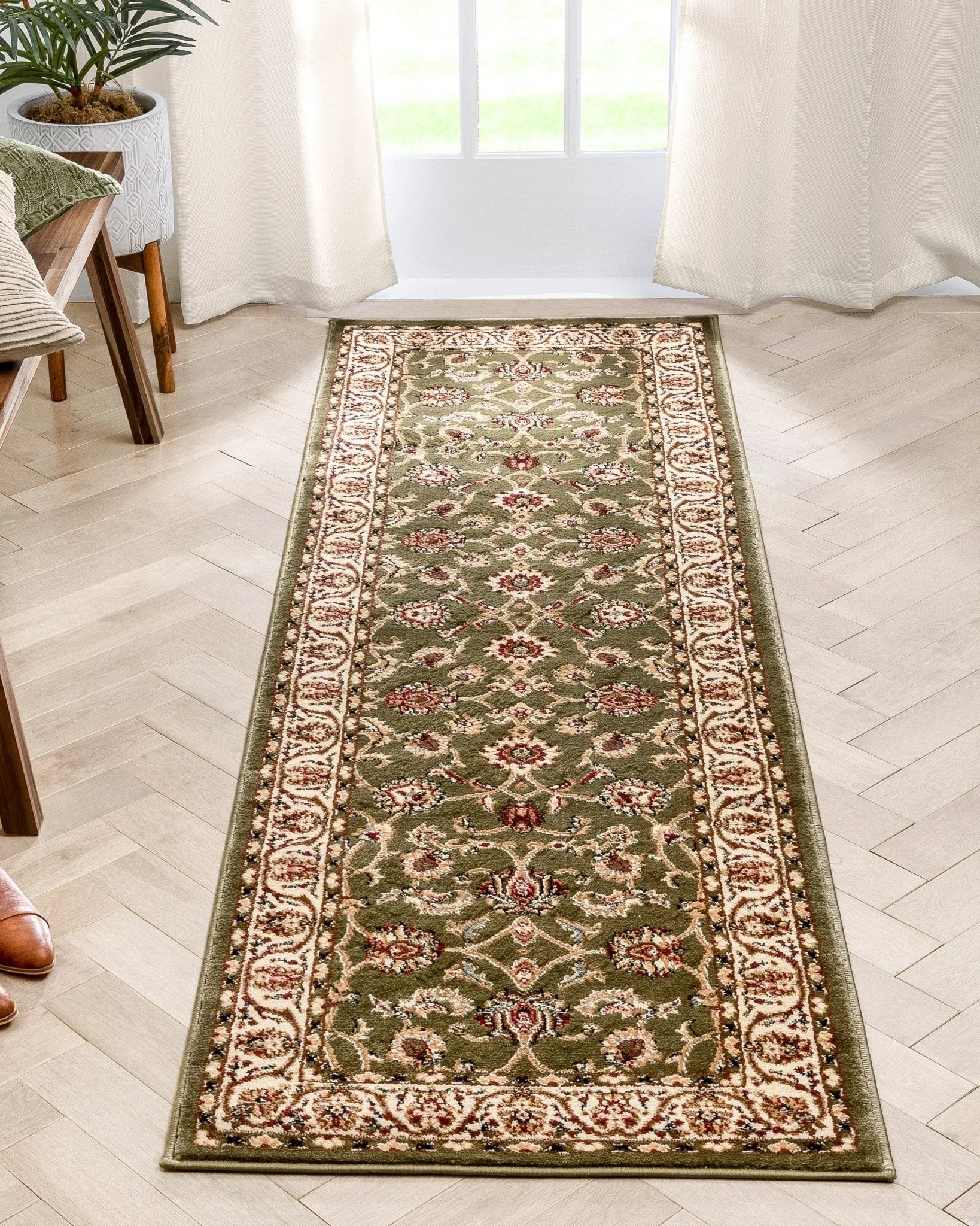 Sarouk Green Traditional Rug Well Woven