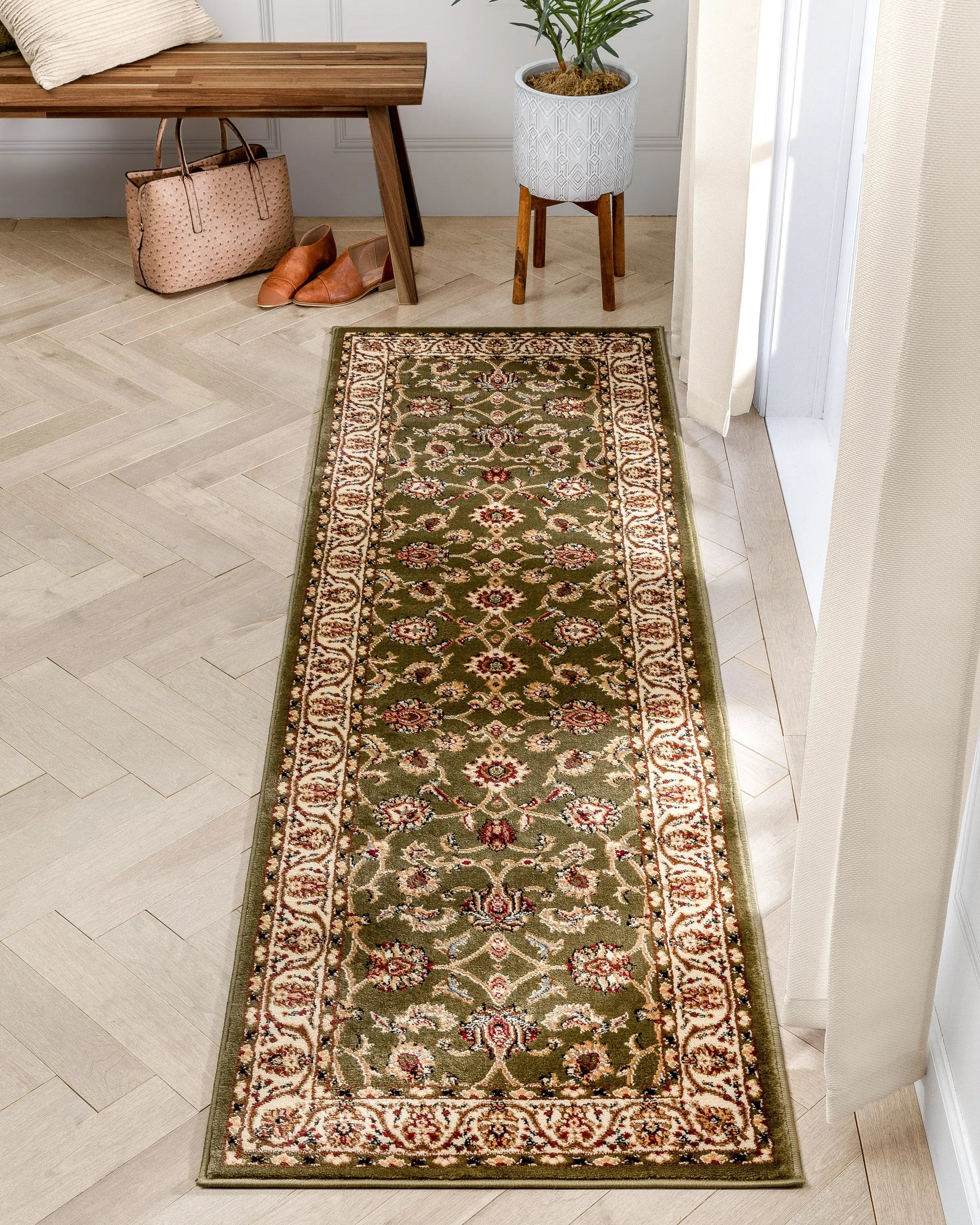 Sarouk Green Traditional Rug Well Woven