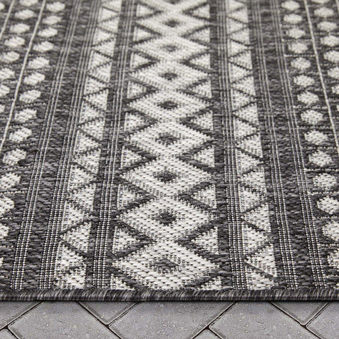 Arwen Tribal Indoor/Outdoor Black Textured Rug