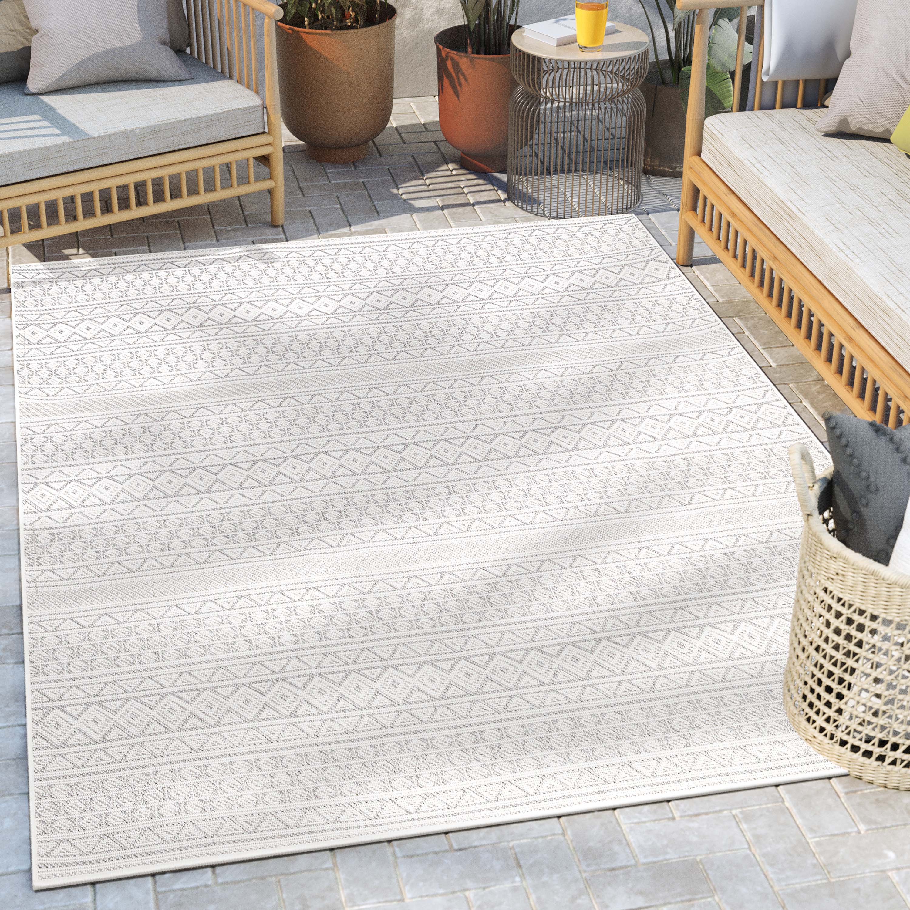 Arwen Tribal Indoor/Outdoor Grey Textured Rug