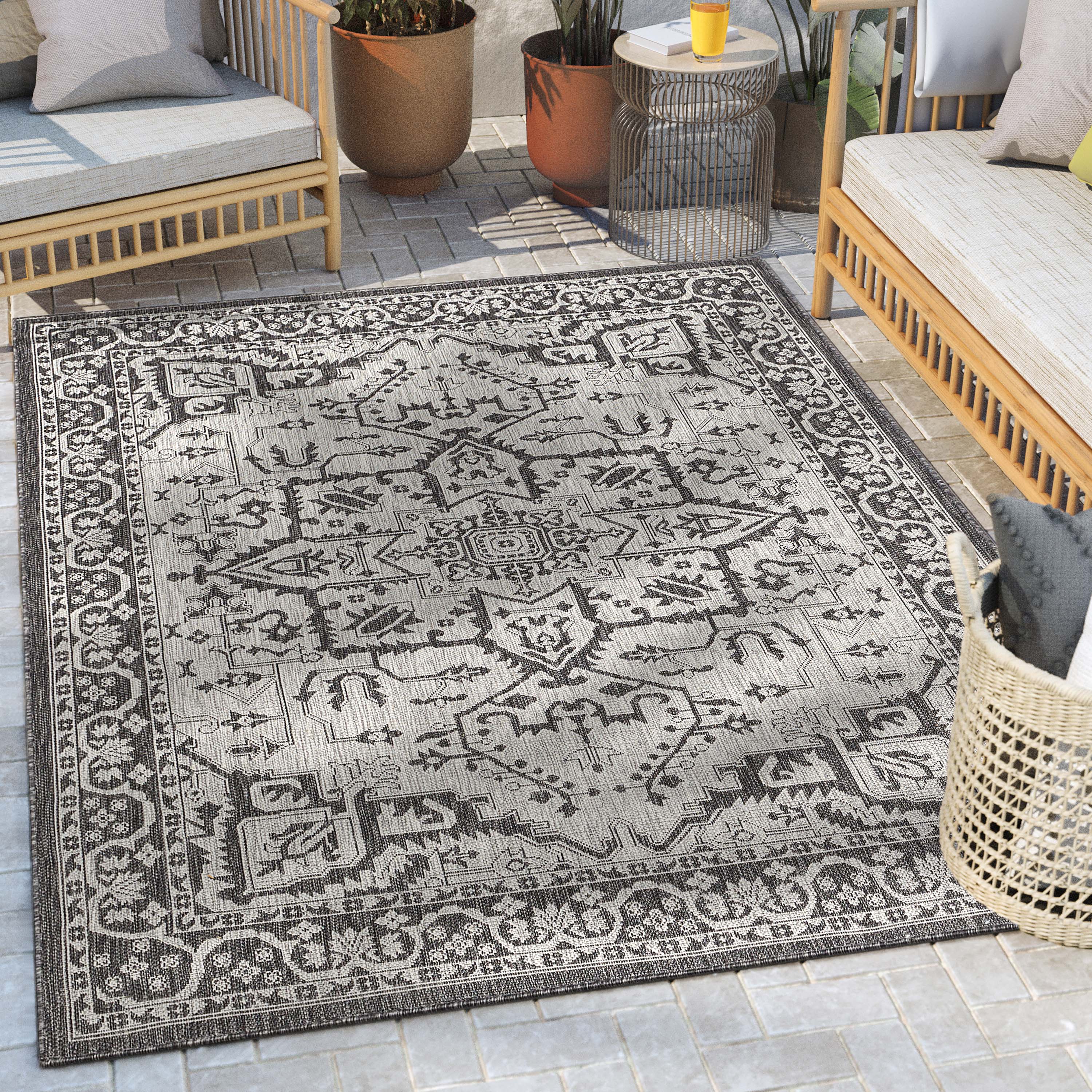 Celesine Oriental Medallion Indoor/Outdoor Black Flat-Weave Rug