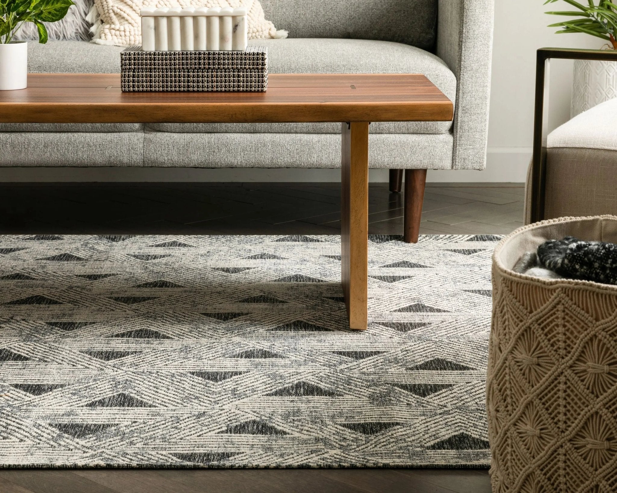 Veria Mid-Century Modern Geometric Grey 5'3" x 7'3" Kilim-Style Rug Well Woven