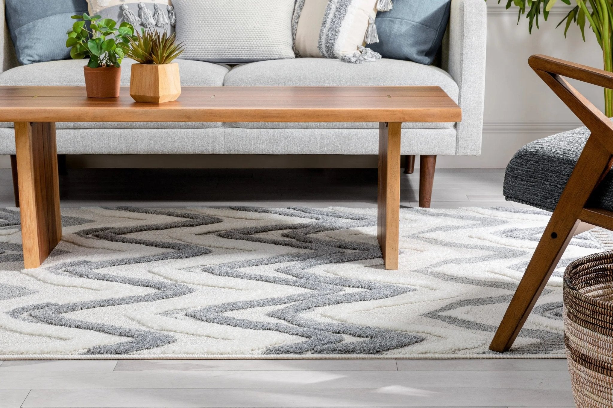 Raelynn Contemporary Chevron Zig-Zag Patter Cream Grey High-Low Textured Rug Well Woven