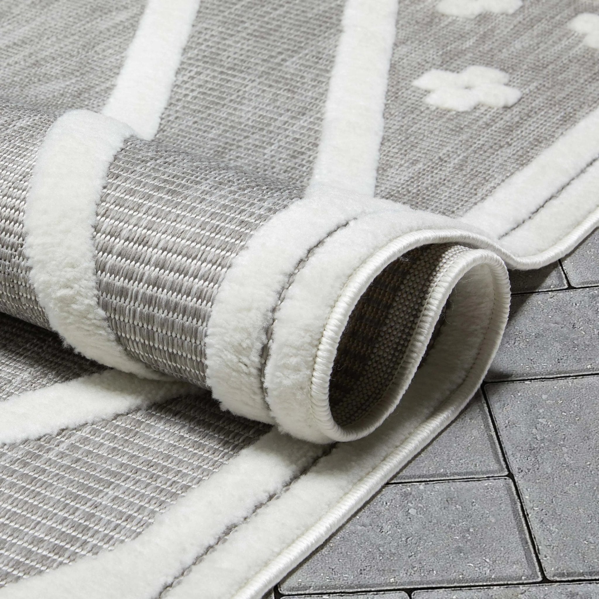 Mali Tribal Diamond Pattern Indoor/Outdoor Grey High-Low Rug Well Woven